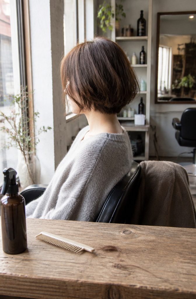 Short haircut ending at the lips with soft, natural texture