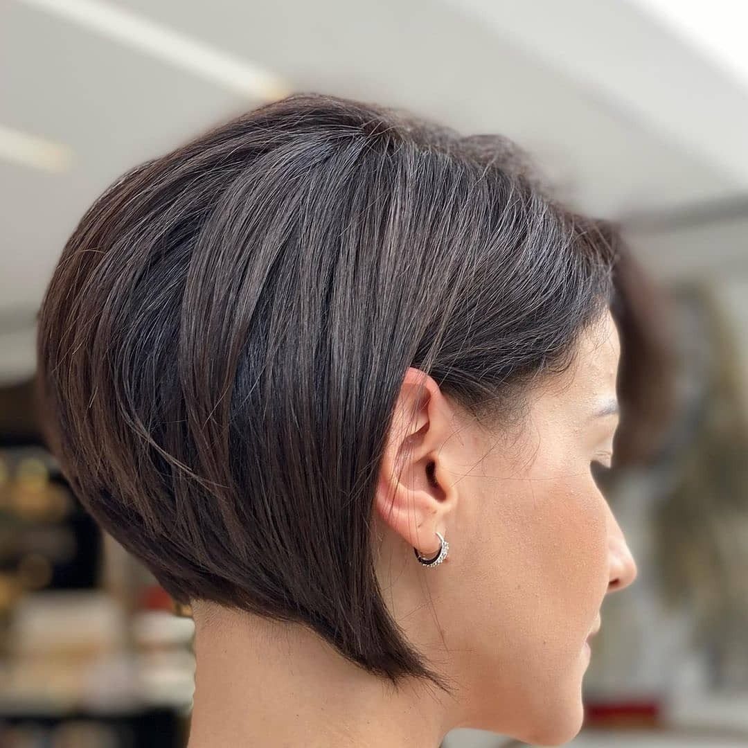 Dark stacked bob with rounded layers and longer face-framing strands