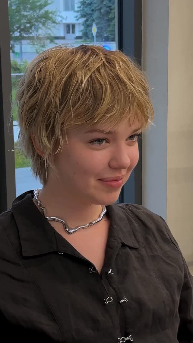 Short blonde feathered haircut with longer face-framing pieces