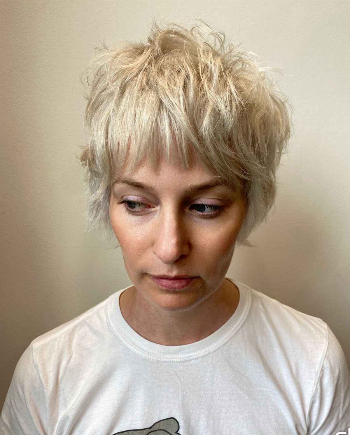Short platinum shag with tousled layers and wispy bangs
